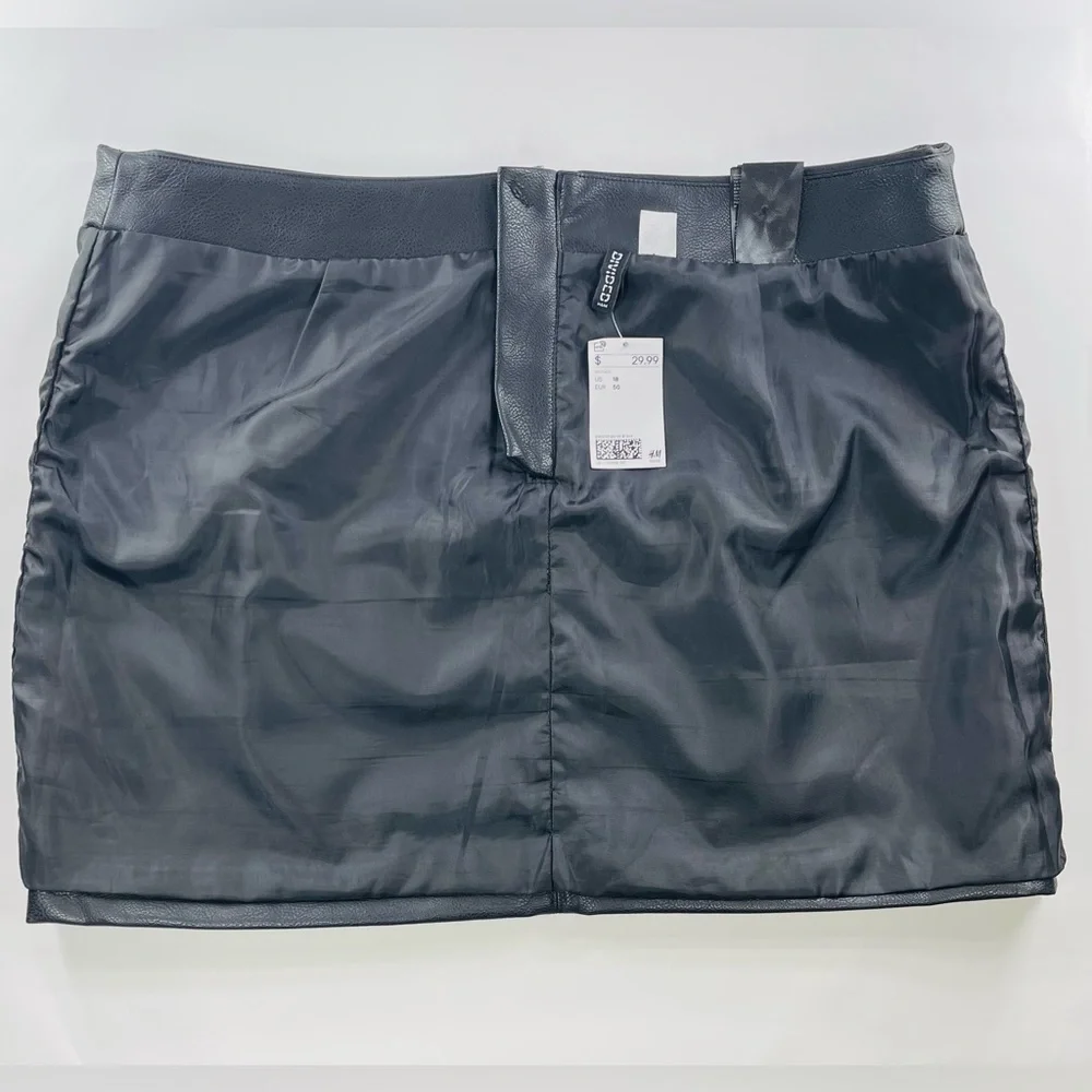 H&M BLACK FAUX LEATHER MINI SKIRT WITH SILVER ZIPPER SIZE 18